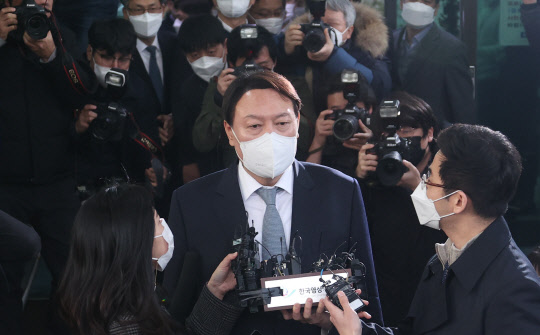 전격적으로 사의를 표명한 윤석열 검찰총장이 지난 4일 서울 서초구 대검찰청 청사를 나서고 있다. 문재인 대통령은 윤 총장의 사의를 한 시간여 만에 수용했다. <연합뉴스>